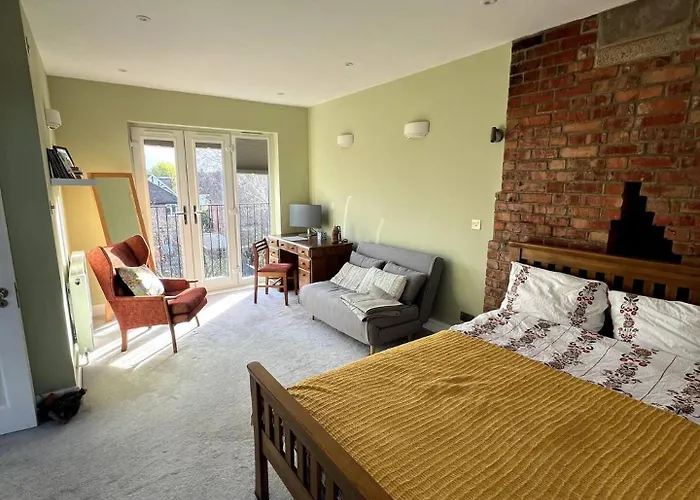 Room With Private Bathroom & Work Space And Parking In Central Oxford