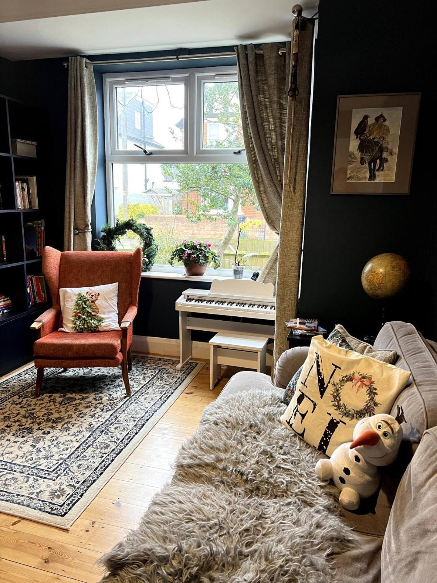 Homestay With Private Bathroom & Work Space And Parking In