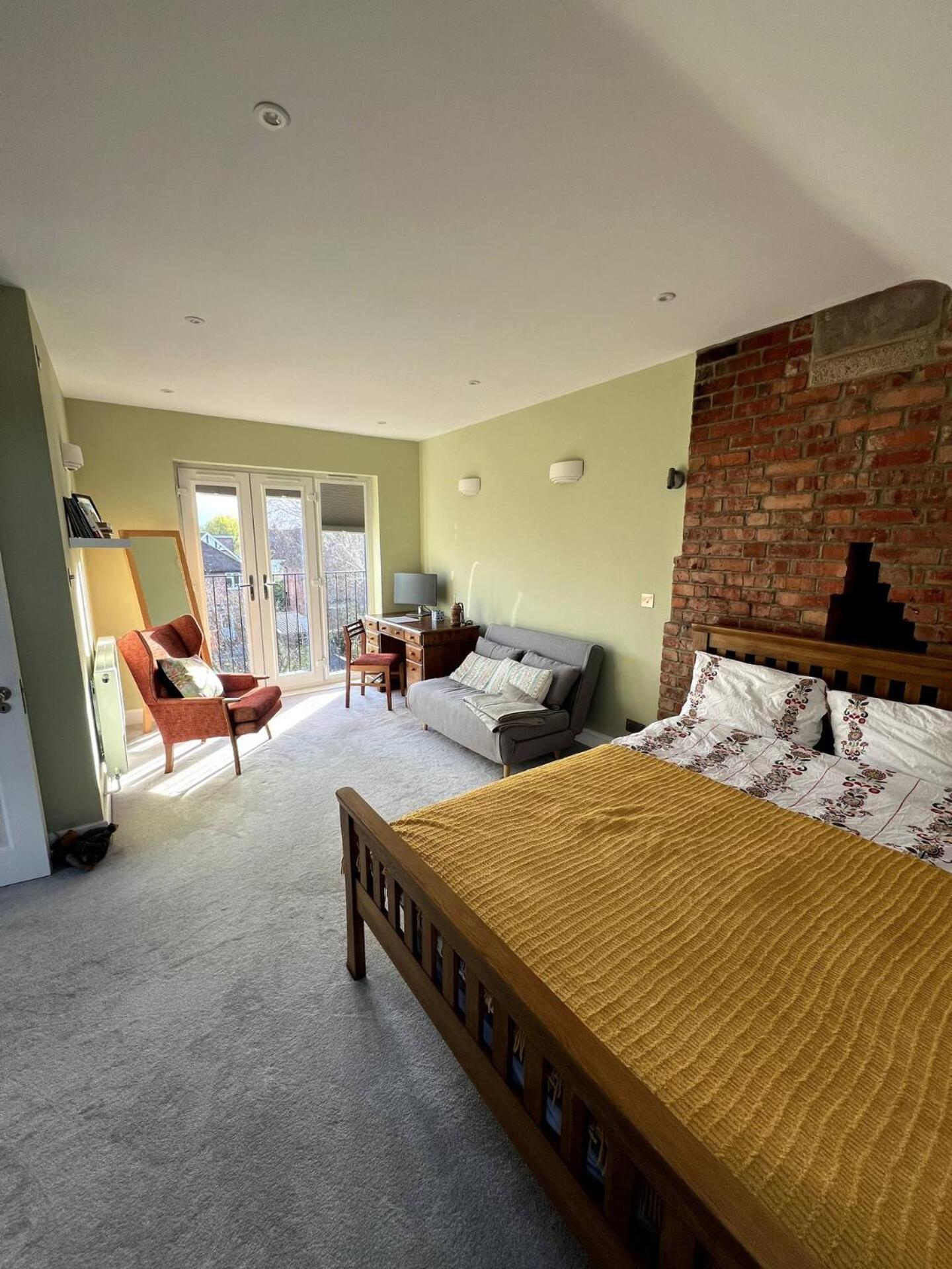 Homestay With Private Bathroom & Work Space And Parking In